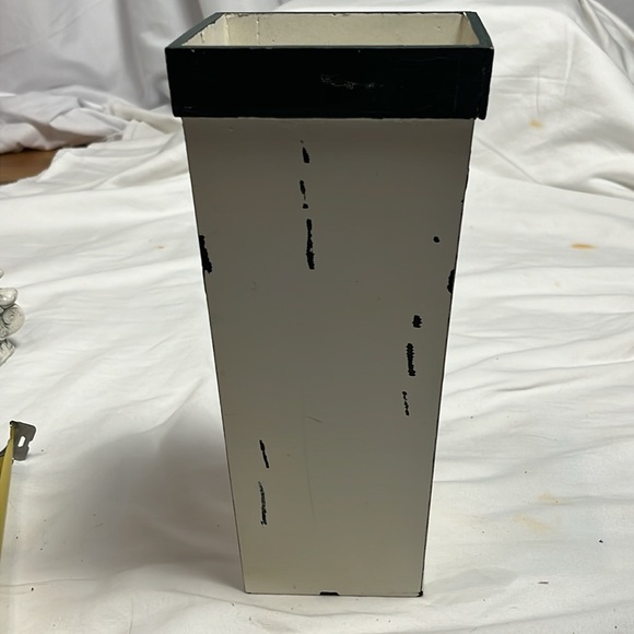 Wood base/planter with rose motif and distressing - Picture 5 of 6